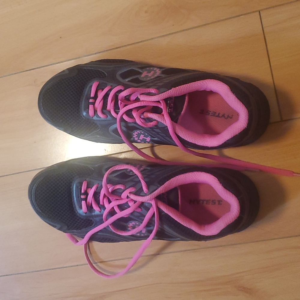Steel-toe sneakers